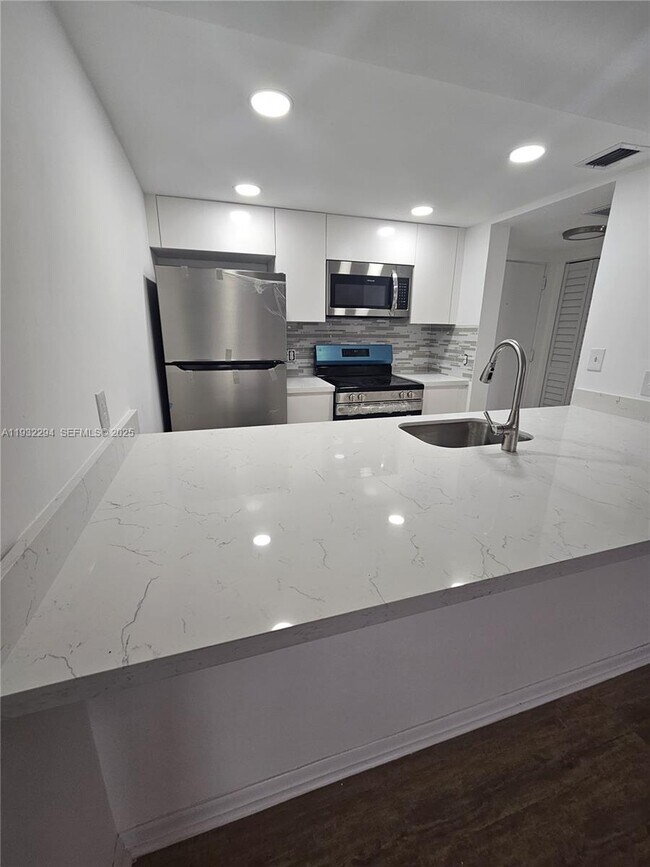 Building Photo - 8180 Geneva Ct