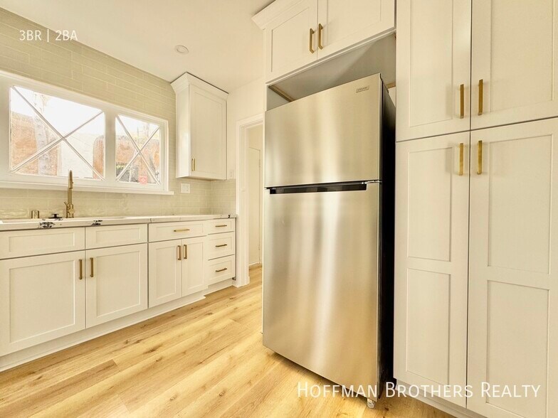 Building Photo - 302 N Mansfield Ave