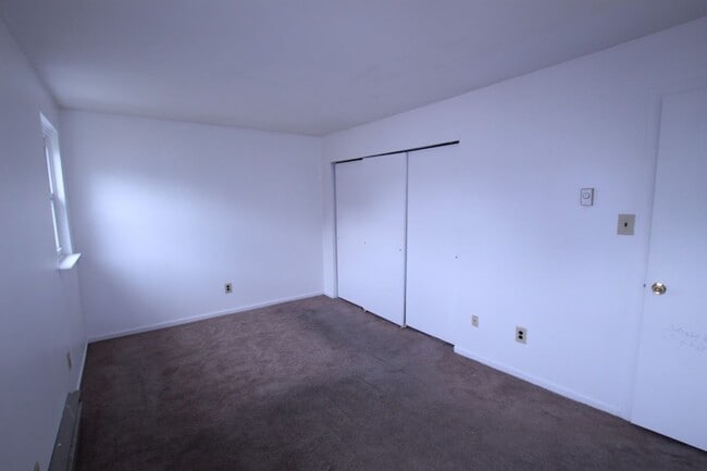 Building Photo - Spacious & Well-Maintained Home