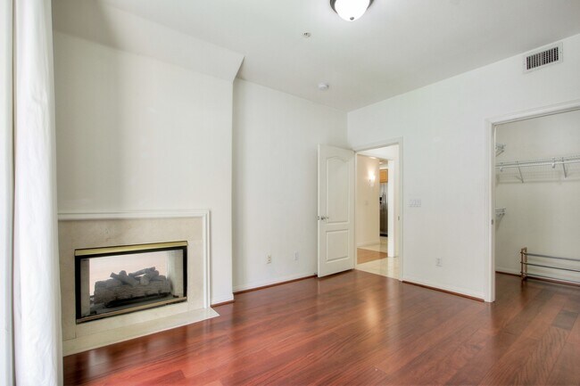 Building Photo - 144 S. 3rd St., #208