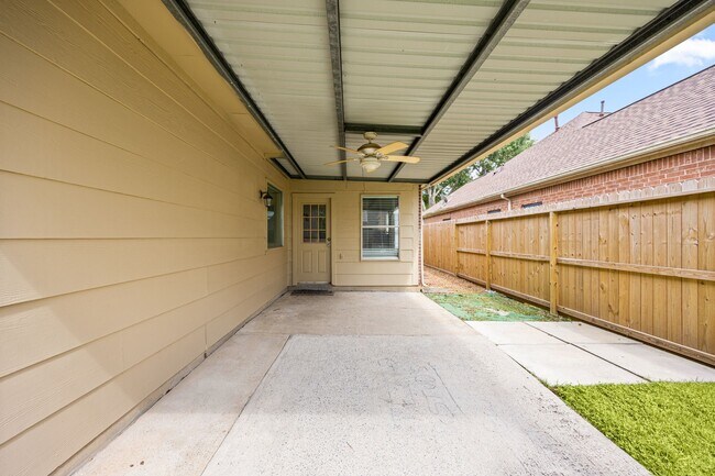 Building Photo - 10215 Hedge Way Dr