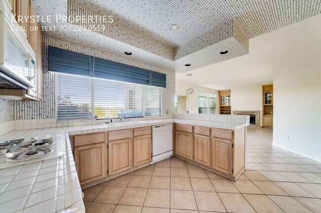 Building Photo - Luxurious Living in Gated Villa Del Mar Co...