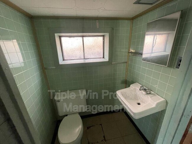 Building Photo - 7117 Forest Hill Dr