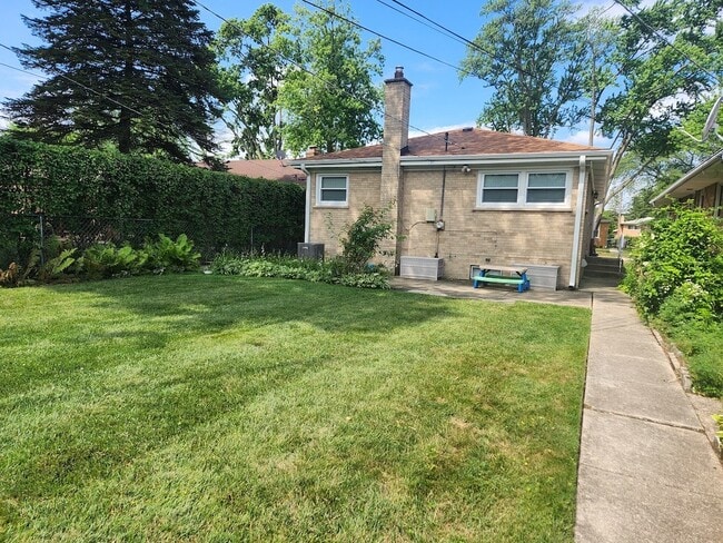Building Photo - 7453 N Karlov Ave