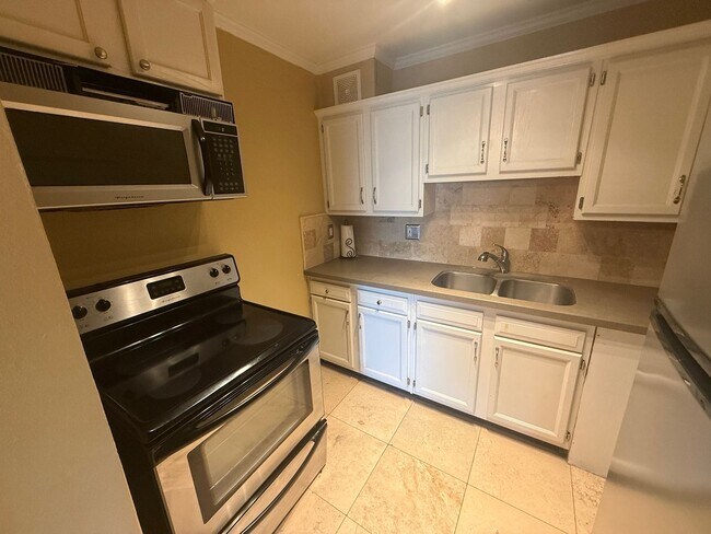 Building Photo - 405 Dunwoody St