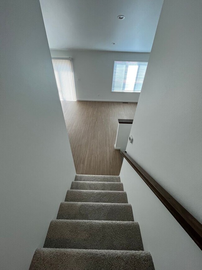 Building Photo - 3 Bed 3 Bath TownHome