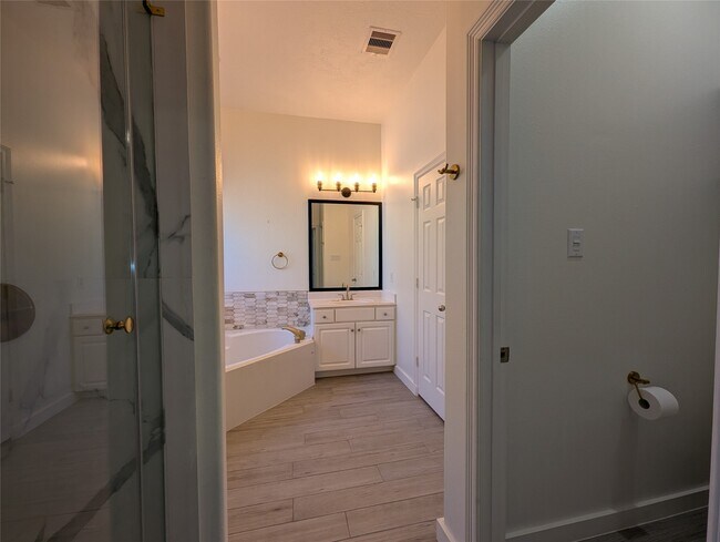 Building Photo - 913 Sweet Pine Dr