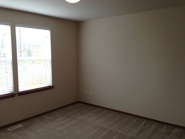 Building Photo - 202 Hawk Ave SW