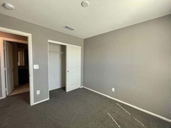 Building Photo - Gorgeous 2 Story Townhome Ready in Gated C...