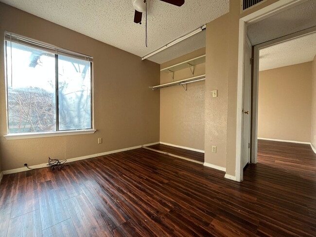 Building Photo - 3/1.5 Townhouse in Great location