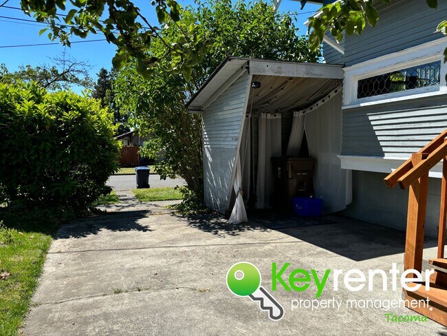 Building Photo - One of a Kind Craftsman House in Tacoma!