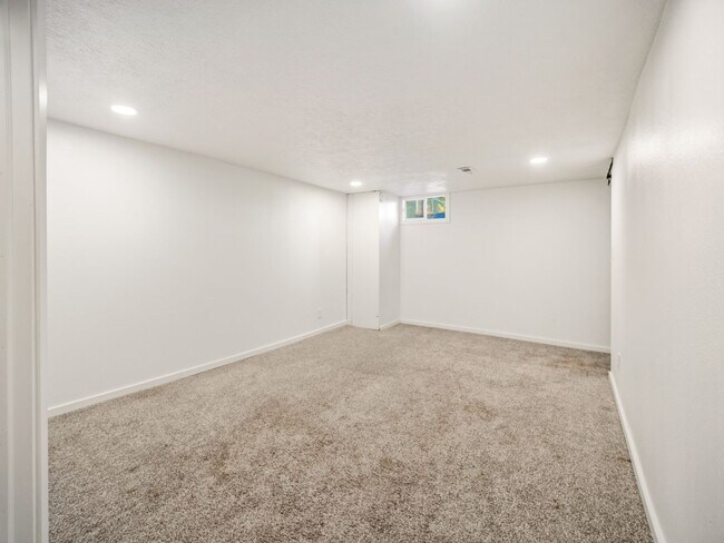 Building Photo - 6011 N Braeburn Dr