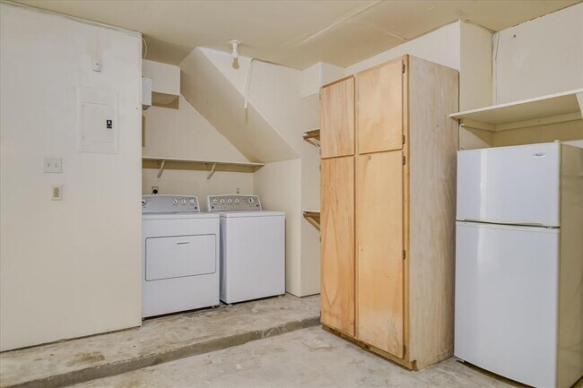 Building Photo - 13819 Lothian Dr