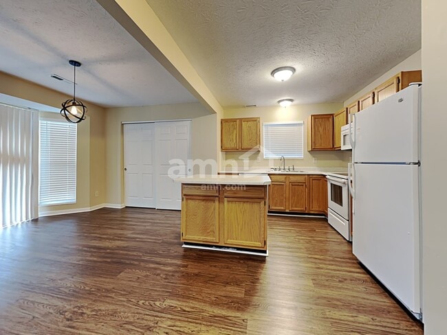 Building Photo - 2330 Antoinette Way