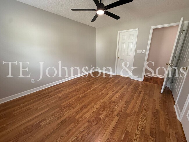 Building Photo - Spacious 3 Bedroom Home with Primary Suite on Main Level in Camden Forest
