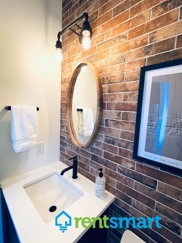 Building Photo - 119 B N 2nd St W