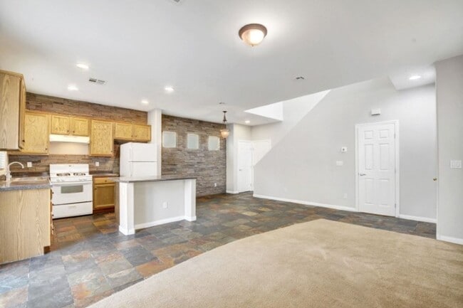 Building Photo - Awesome 3 Bedroom, 2 Story Home in North L...