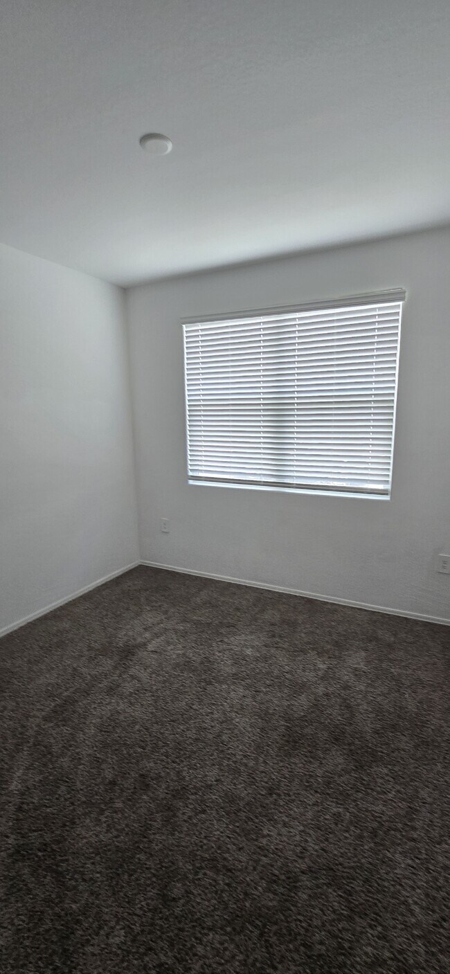 Building Photo - 1527 E Lardner Dr