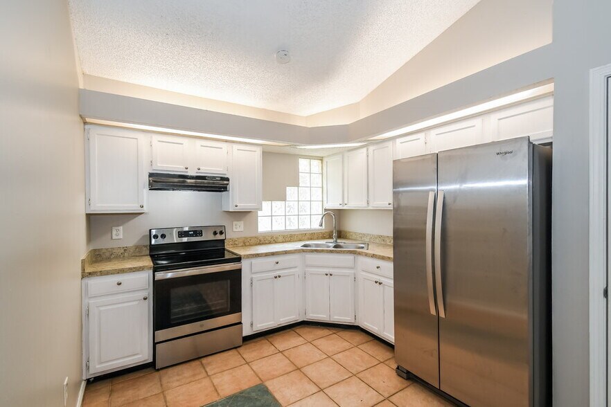 Building Photo - 10725 Meadowlea Dr