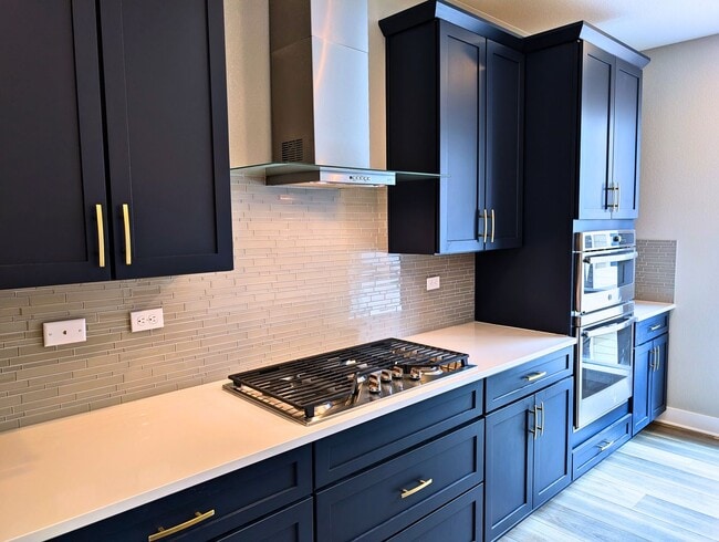 Building Photo - Beautiful 2 Bed + Office + 2.5 Bath home i...