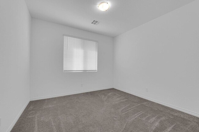 Building Photo - 3 bedroom home in gated community! Move in...