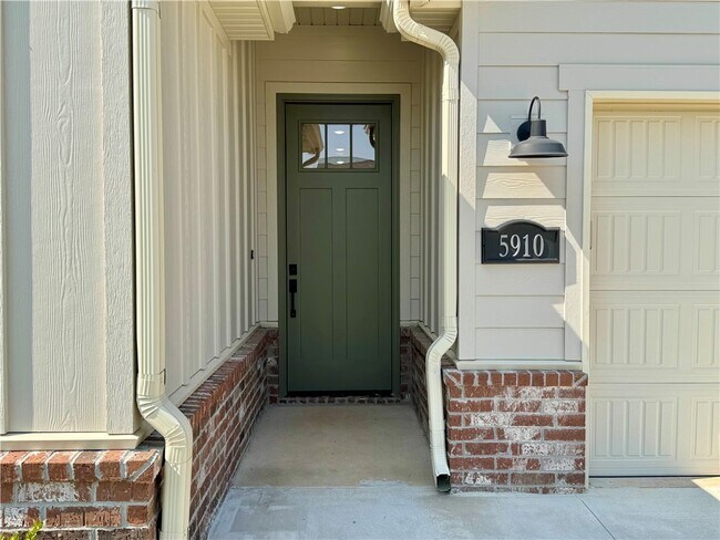 Building Photo - 5910 SW Desert Ave