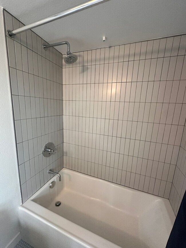 Building Photo - DOWNTOWN GEM - Two-level loft with private...