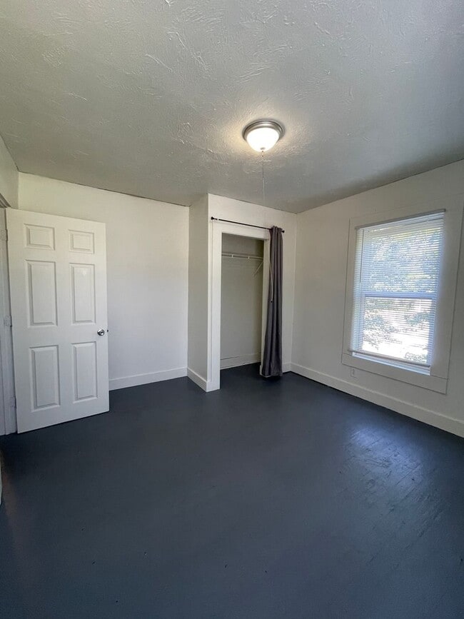 Building Photo - 5 Bedroom Available NOW