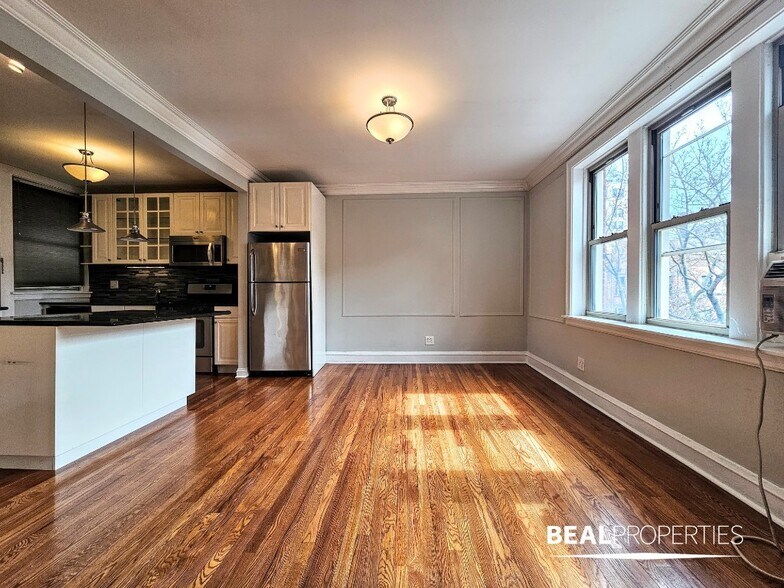 Building Photo - 548 W Surf St