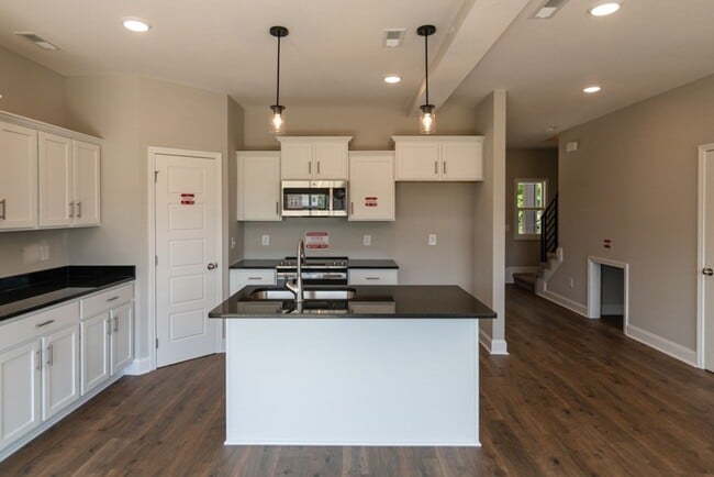 Building Photo - Contemporary 3-Bedroom Beauty with Walk-In Closet and Tile Shower Retreat