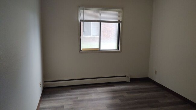 Building Photo - $1,095 | 3 Bedroom, 1 Bathroom Apartment |...