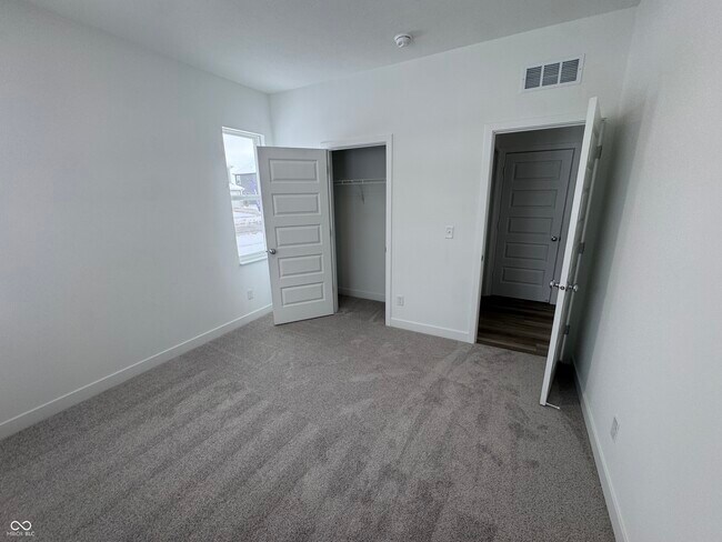 Building Photo - 2945 Grand Rdg Dr