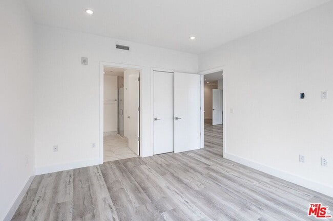 Building Photo - 320 N La Brea Ave
