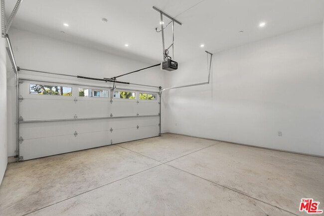 Building Photo - 824 N Orange Grove Ave