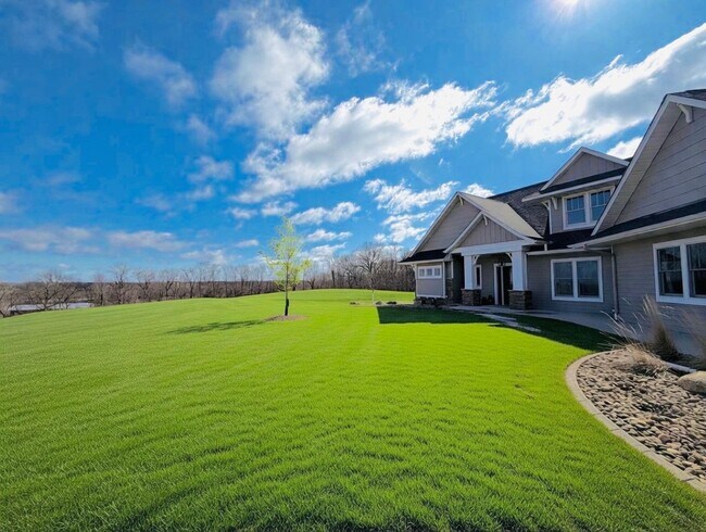 Building Photo - MUST SEE!  Gorgeous - Fully Furnished - New Construction Home in Delano.  No Detail Left To Be De...