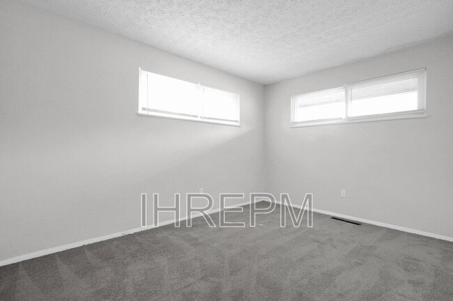 Building Photo - 6403 Roselawn Ave