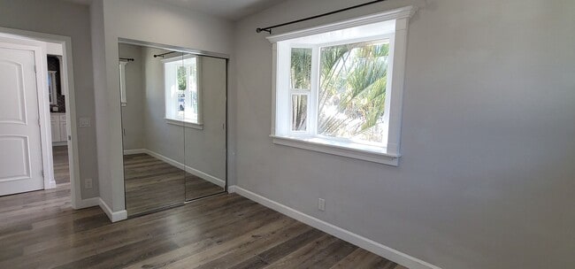 Building Photo - 2 Bed / 1 Bath Home with Gorgeous Backyard...