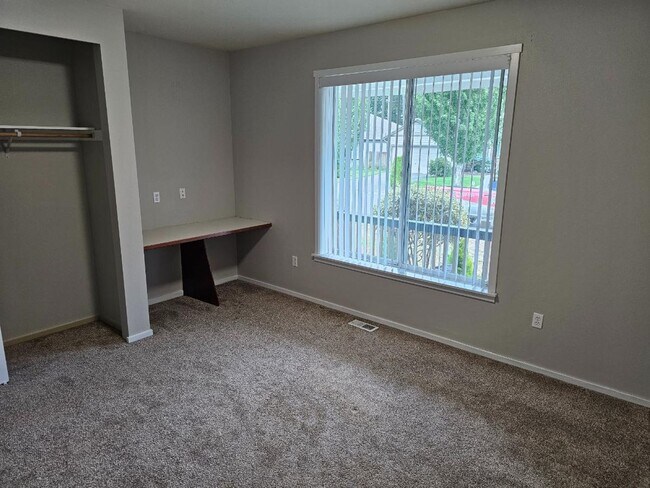 Building Photo - Spacious Tacoma Home with Gas Fireplace, 3-Car Garage & Covered Patio!