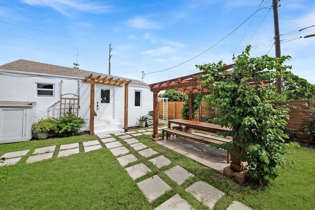 Building Photo - 308 SW 1st St