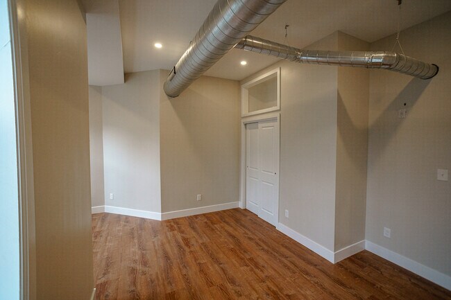 Building Photo - 612 S 5th St