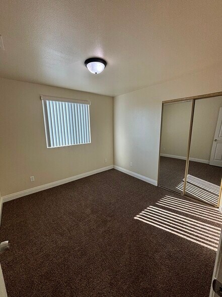 Building Photo - 155 W 77th St