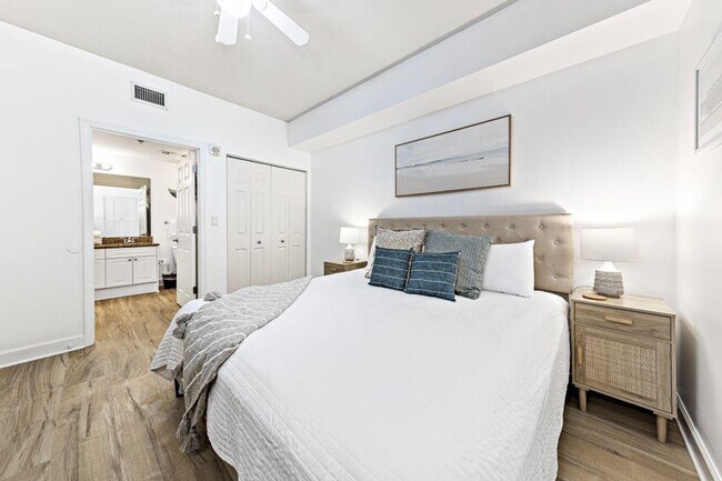 Building Photo - 401 E Beach Blvd