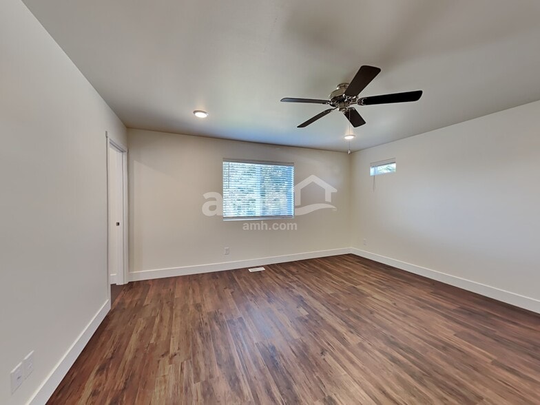 Building Photo - 305 Smith Dr