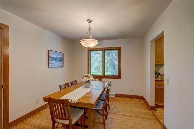 Building Photo - Move in Ready Hill Farms Ranch!