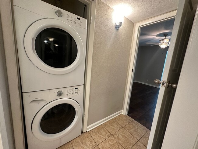 Building Photo - For Lease | 2 Bed, 2 Bath |863 Sq Ft | Wim...
