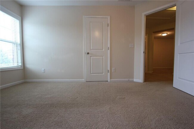 Building Photo - 2132 Greencrest Cir
