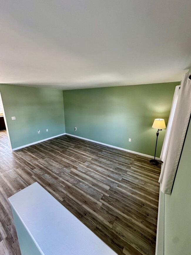 Building Photo - Beautifully Updated 3 Bedroom 1.5 Bath Tow...