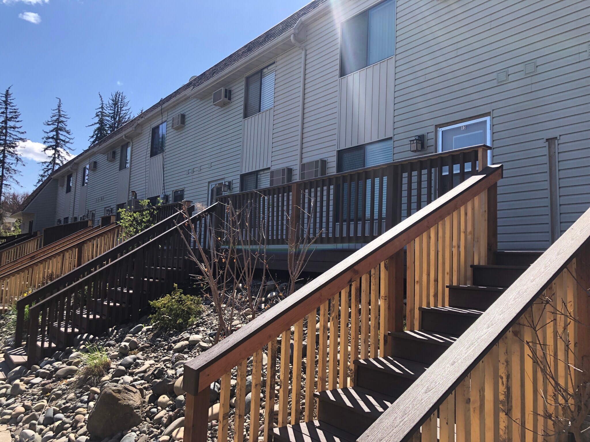 Building Photo - 600 SW Crestview St