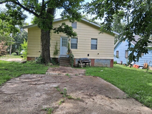 Building Photo - 3 Bedroom 2 Bath Home