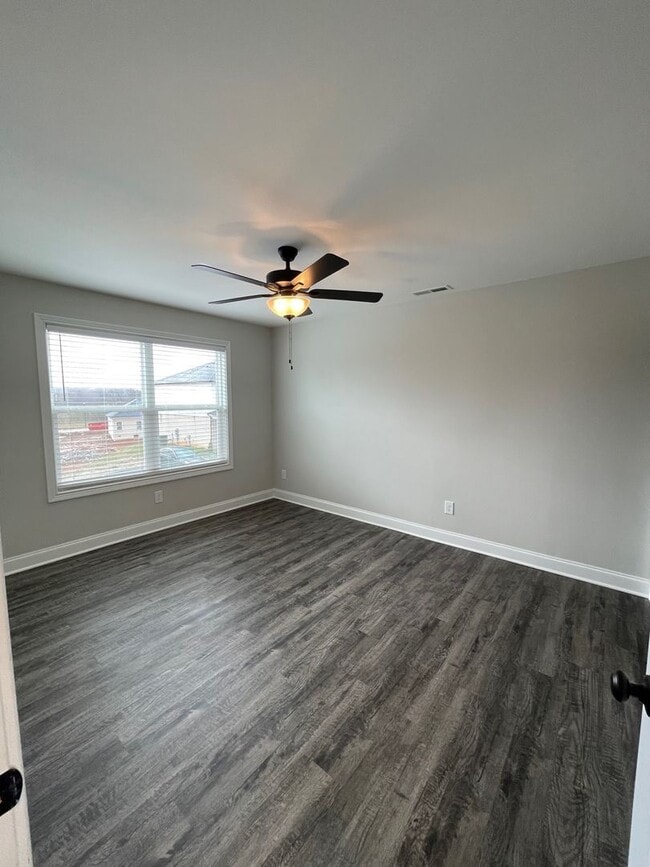 Building Photo - 2 Bed/2.5 Bath Townhome with Garage (Water/Sewer/Trash Included)